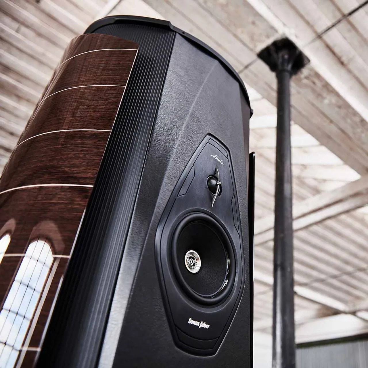 Diffusori Sonus faber Electa Amator III su stand dedicati