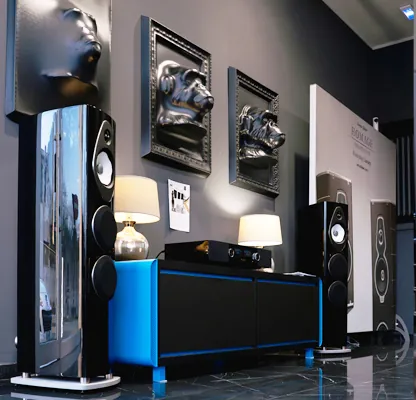 Sala espositiva con diffusori acustici di alta gamma